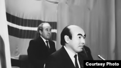 Туңгуч президент А.Акаев (алдыда) жана А.Масалиев. 1990.