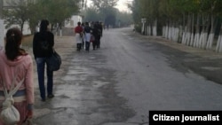 Учащиеся, идущие на уборку хлопка в Узбекистане. Сентябрь 2016 года.