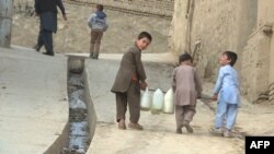 کودکان در حال بردن آب در خانه، عکس از آرشیف