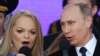 Владимир Путин и певица Лариса Долина поют российский гимн на концерте по случаю первой годовщины присоединения Крыма к России, 18 марта 2015 года (иллюстративное фото)