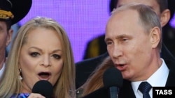 Президент Росії Володимир Путін та співачка Лариса Долина співають російський гімн на концерті з нагоди першої річниці «приєднання» (анексії, окупації) Криму. Москва, Росія. 18 березня 2015 року
