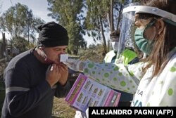 ბუენოს აირესში მედიცინის მუშაკები მოქალაქეებს ყნოსვას უმოწმობენ, 2020 წელი