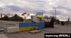 Фортифікації біля КПВВ «Чонгар» на адмінмежі з Кримом під час громадянської блокади Криму, листопад 2015 року