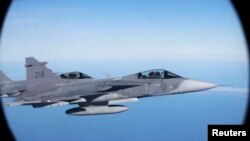 За словами Клессона, зрештою саме пілот відповідного літака, який стикається із загрозою кордону Швеції, схвалює рішення про відкриття вогню