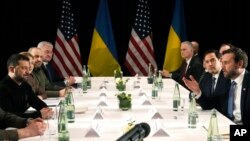 Delegația ucraineană (stânga) și cea americană (dreapta), în timpul discuțiilor purtate la Conferința de Securitate de la München, 14 februarie 2025.