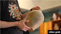 2014 елда Рөстәм Скибин аны Киевка алып чыккан