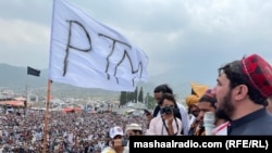 د جنوبي وزیرستان د مکین سیمې سلګونو کسانو د بدامنۍ او  مخدره موادو د کاروباریانو پر ضد مظاهره وکړه. (انځور: ارشیف)