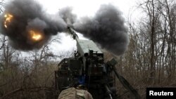 Українські військові ведуть вогонь на Донеччині, квітень 2025 року