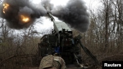 Український військовий 3-ї бригади оперативного призначення НГУ «Спартан» веде вогонь із самохідної гаубиці «Богдана» на позиціях в Донецькій області, 6 квітня 2025 року