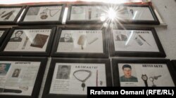 Artefakte brenda zyrës së organizatës "Zëri i Prindërve".