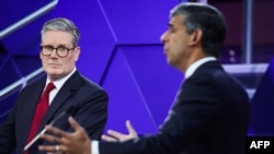 Liderul Partidului Laburist din Marea Britanie, Keir Starmer, în timpul unei dezbateri electorale cu prim-ministrul Marii Britanii și liderul Partidului Conservator, Rishi Sunak, pe 26 iunie 2024.