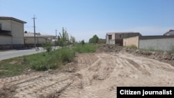 Олтинкўлликларнинг айтишича, 5 августда тўкилган бу тупроқ ости зовур эди.