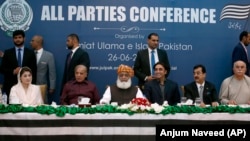 Maulana Fazl-ur Rehman (c) and other leaders of Pakistan's opposition political parties(file photo). 