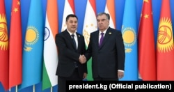 Эмомали Рахмон менен Садыр Жапаров.