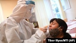 Femeie testându-se de Covid