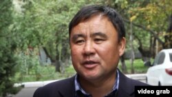 Болатбек Ракымбайулы, гражданин Казахстана, утверждает, что его 78-летняя мать, поехав в 2017 году в Синьцзян, оказалась там под стражей. 