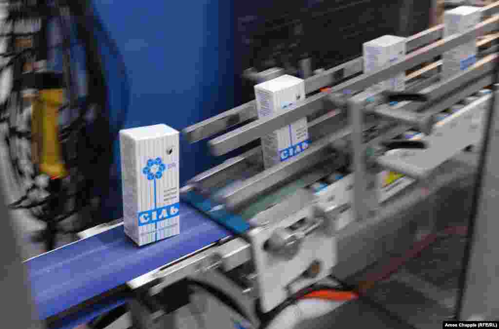 &nbsp; نمک های تازه بسته بندی شده که به وسیله ماشین تولید منتقل میشوند. یک سخنگوی آرتیموسول به رادیو آزادی گفت که آنان حالا بسته ها را طوری دیزاین می کنند تا توجه خریداران غربی را به خود جلب کند.&nbsp;