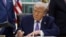 Președintele SUA, Donald Trump, semnează un decret prezidențial în Biroul Oval al Casei Albe joi, 11 decembrie. 