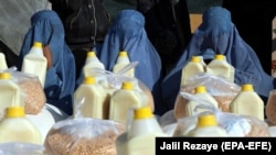 آرشیف - توزیع مواد غذایی از سوی برنامه جهانی غذا به افراد بی بضاعت در افغانستان