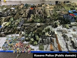Policia e Kosovës shfaq për media armë, municion dhe uniforma ushtarake të cilat tha se i konfiskoi gjatë një aksioni të gjerë në veri të vendit, pas shpërthimit në kanalin e Ibër-Lepencit në Zubin Potok, 30 nëntor, Mitrovicë e Jugut.
