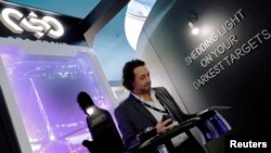 Un bărbat aflat la un stand al NSO Group Technologies, o firmă israeliană de tehnologie cunoscută pentru spyware-ul său Pegasus, ce permite supravegherea de la distanță a smartphone-urilor. Poză făcută la Congresul anual european al poliției din Berlin.