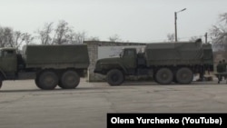 Російські військові на поромній переправі у Керчі. Крим, 28 лютого 2014 року