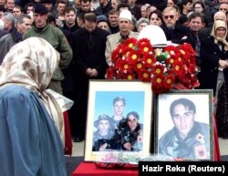 Етнічні албанці віддають шану трьом громадянам США албанського походження, знайденим у масовій могилі в Сербії, під час мітингу в Приштині 27 лютого 2002 року. Троє братів, що народилися в Чикаго, Мехмет, Агрон і Ілл Битикі, у віці 21, 23 і 24 років, були заарештовані сербською поліцією поблизу кордону Косова з Сербією 26 червня 1999 року