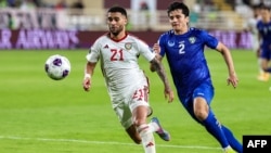 Өзбек ойыншысы Абдукодир Хусанов (2) пен БАӘ ойыншысы Луанзиньо (21) әлем кубогына іріктеу ойынында. 5 маусым, 2025 жыл.