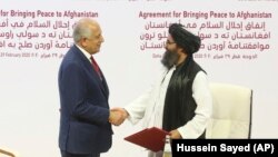 د طالبانو مرستيال مشر ملا غني بردار د افغانستان لپاره د امريکې بهرنيو چارو وزارت د استازي زلمي خليلزاد سره د لوظنامې تر لاسليکولو وروسته