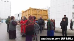 "Parahat-7" mikroraýonynyň ýaşaýjylary ýene köçä çykdylar, Aşgabat, 30-njy noýabr, 2014. 