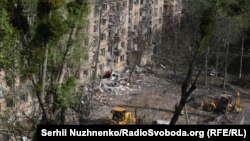 Станбена зграда во Киев оштетена од руски воздушен напад, 24 април 2025 година