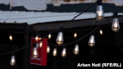 Poçe elektrike pranë një lokali në Prishtinë.
