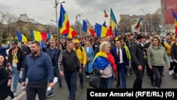 Protest în Piața Universității din București de ziua lui Călin Georgescu, 26 martie 2025. Manifestanții, printre care și judecătoarea Lăcrămioara Axinte, au cerut „turul doi înapoi”.