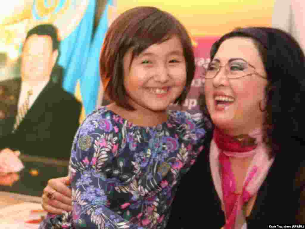 Певица Макпал Жунусова с дочерью Мерей Заманбеккызы. Алматы, 19 октября 2010 года