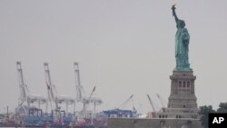 Kip slobode u Njujorku, u pozadini terminal Luke Liberty, 6. avgust 2025.