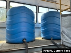 Таким чином місцеві жителі наповнюють пляшки свіжою питною водою, Миколаїв, липень 2024 року