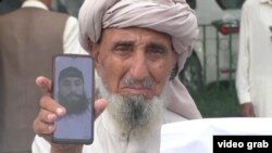 په اسلام اباد کې یو کس د خپلې کورنۍ د ورک غړي انځور ښيي - د ۲۰۲۱ز کال د اګست ۳۰مې انځور.