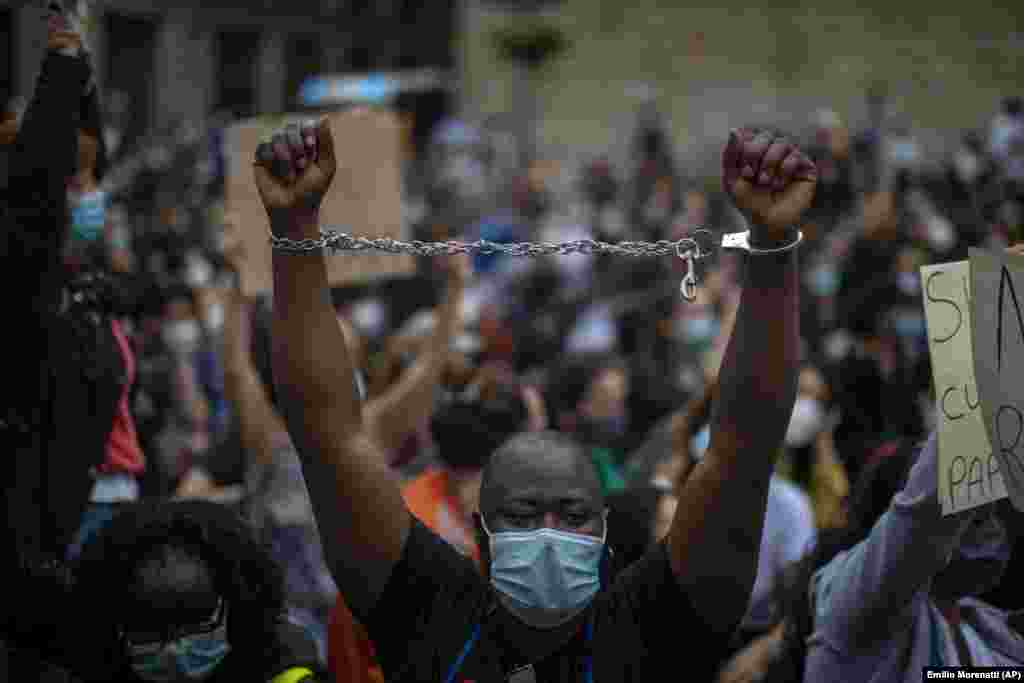 Sute de oameni au demonstrat și la Barcelona, Spania, în semn de solidaritate cu protestele din SUA împotriva injustiției rasiale, după uciderea afroamericanului George Floyd în timpul reținerii sale de către poliție la Minneapolis, pe 25 mai 2020.