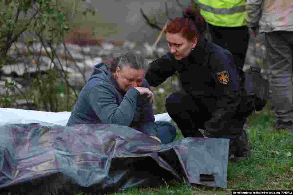 24 aprilie 2025, Kiev, Ucraina – O femeie jelește una dintre victimele atacului din noaptea de 23 spre 24 aprilie asupra capitalei Ucrainei.Atacul, unul dintre cele mai atroce din ultimele luni, a survenit la câteva ore după ce Casa Albă le-a prezentat oficialilor ucraineni ceea ce echivala cu un ultimatum cu privire la o propunere a SUA de a pune capăt invaziei rusești din Ucraina, care durează de 38 de luni.