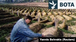 Një burrë i paidentifikuar vajton nënën e tij Vasvija, e cila u vra nga një snajper, në një varrezë të ndërtuar në stadiumin Kosevo në Sarajevë, më 24 shtator 1993.