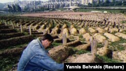 Маж ја оплакува својата мајка, Васвија, која била убиена од снајперист, на гробиштата на стадионот Кошево, Сараево, 1993 година