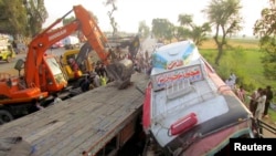 دا د ۲۰۱۴ کال تصویر دی چې پکې د ډېره غازي خان هغه بس ښکاري چې د يو ټرېلر سره د جنګېدو له امله پکې ۴۱ کسان وژل شوي وو.