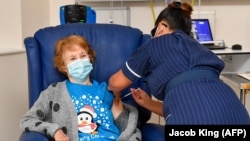 Margaret Kinan prva je Britanka i uopšte osoba koja je primila Fajzerovu vakcinu protiv korona virusa, 8. decembra 2020. Učinjeno je to javno pred medijskim ekipama. 