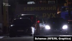 Через 15 хвилин на заправку повертає Mercedes Maybach і паркується біля Audi
