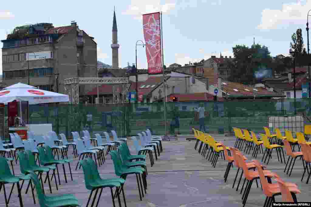 Tu su i projekcije na otvorenom, prekoputa Vijećnice. Riječ je o najprestižnijoj lokaciji, u samoj starogradskoj jezgri i neposrednoj blizini brojnih kulturno-historijskih znamenitosti, počevši od same Vijećnice, Baščaršije i drugih.