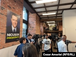 Simplu, industrial, auster, sediul de campanie al candidatului independent Nicușor Dan este puțin mai mare ca holul sediului central al PSD din Kiseleff.