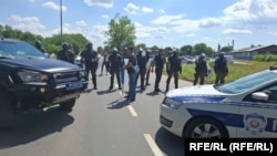 Policija sprečava demonstante da priđu gradilištu koje je posetio predsednik Aleksandar Vučić, 12. jul 2025. 