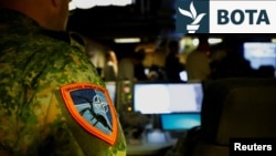 Një ushtar holandez me emblemën e samitit të NATO-s, që këtë vit mbahet në Hagë.
