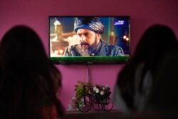 پاکستان ترکۍ ډرامه پر ملي تلویزون له اردو ډبنګ سره خپروي.