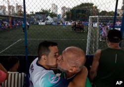 Fani sărutându-se la finala campionatului brazilian de fotbal pentru echipe LGBT din 2022.